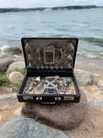 6957